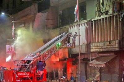 Many shops gutted in Saddar mobile market fire
