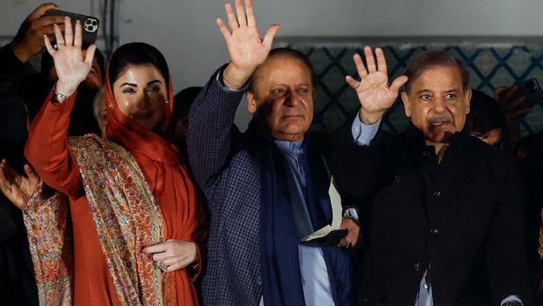 PML-N supporters bid farewell to Nawaz Sharif as he withdraws from PM race