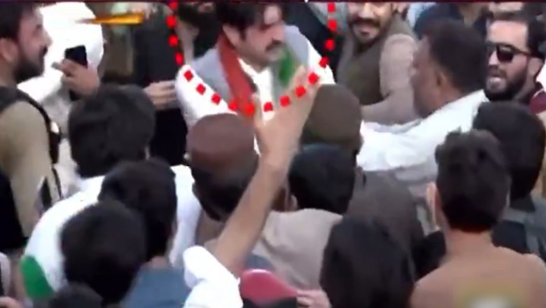 Sher Afzal Marwat slaps his guard during PTI rally in Peshawar