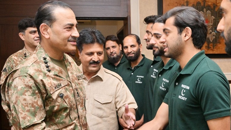 Pakistan hockey team players meet COAS Asim Munir at GHQ