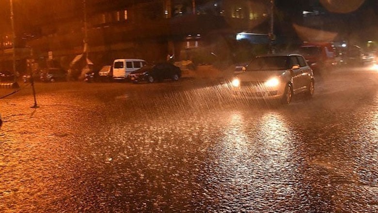 Parts of Karachi receive light showers