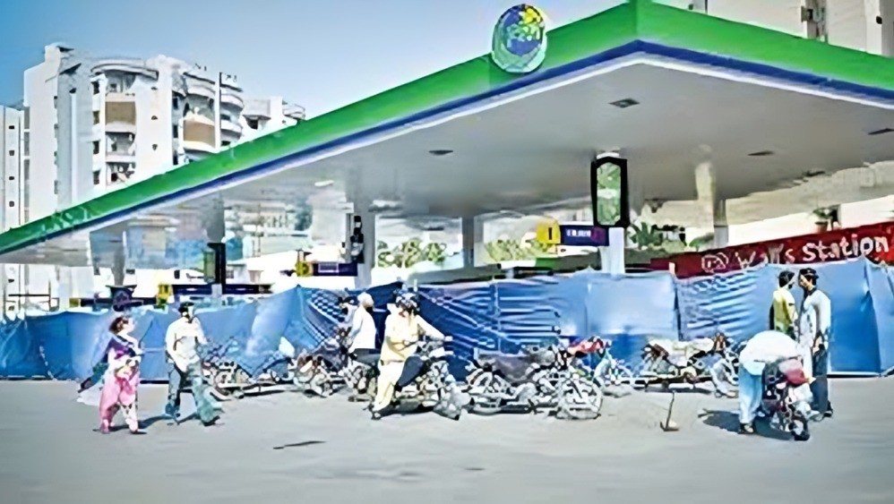Beware! Fuel stations across Pakistan to close at 6am tomorrow due to PPDA strike