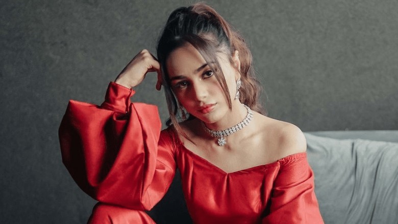 Aima Baig leaves Pakistan for 'indefinite period' due to work