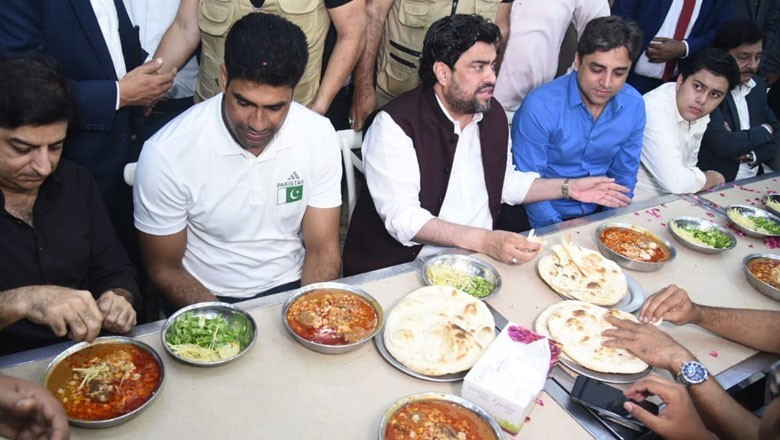 "Karachi's food is delicious," says Arshad Nadeem after eating Nihari