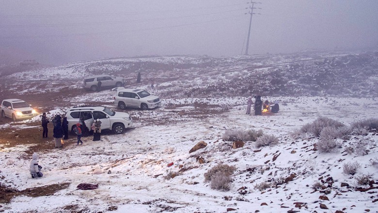 In a first, Saudi Arabian desert receives snowfall | Dialogue Pakistan