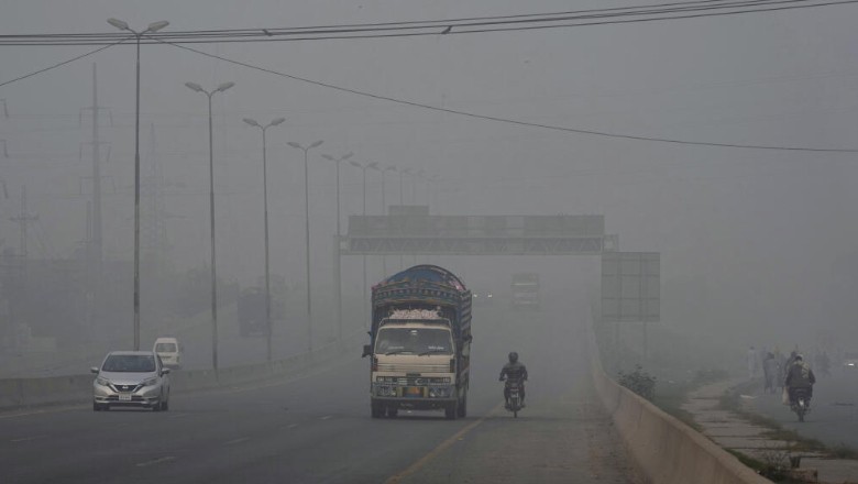 Dense smog disrupts motorways and air travel in Pakistan