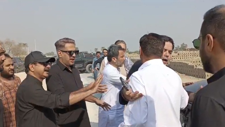 Sindh police block PTI workers' caravan in Shikarpur