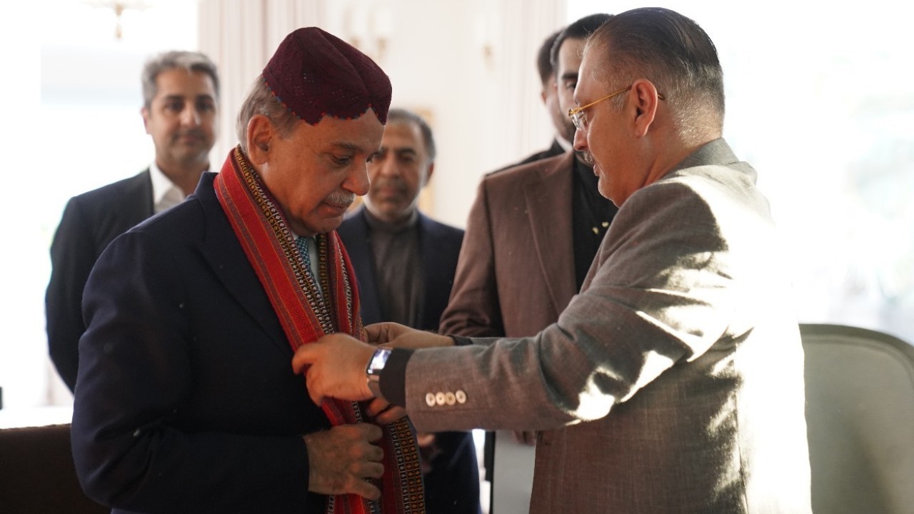 PM Shehbaz Sharif visits Sharjeel Memon’s residence in Karachi