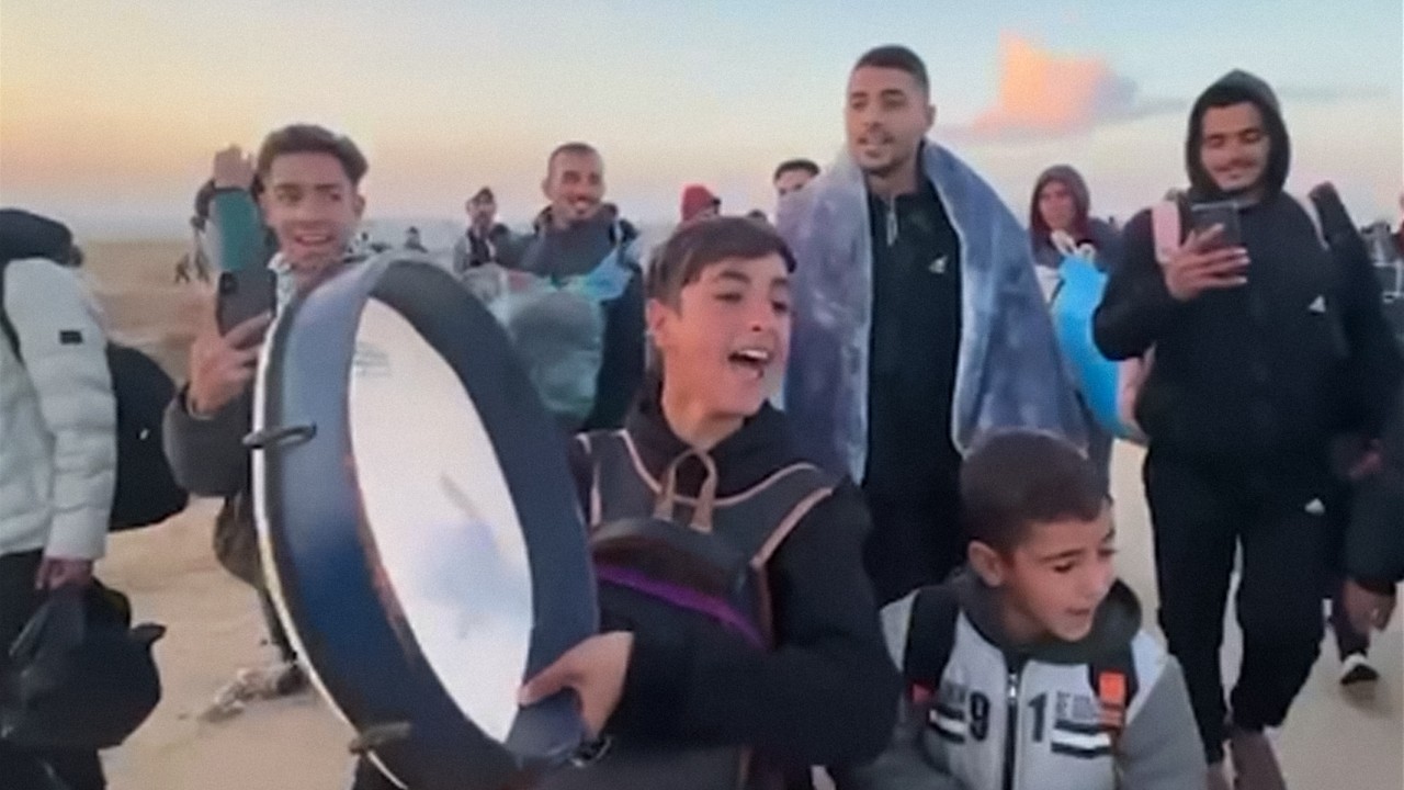 Palestinian children celebrate their return to Northern Gaza