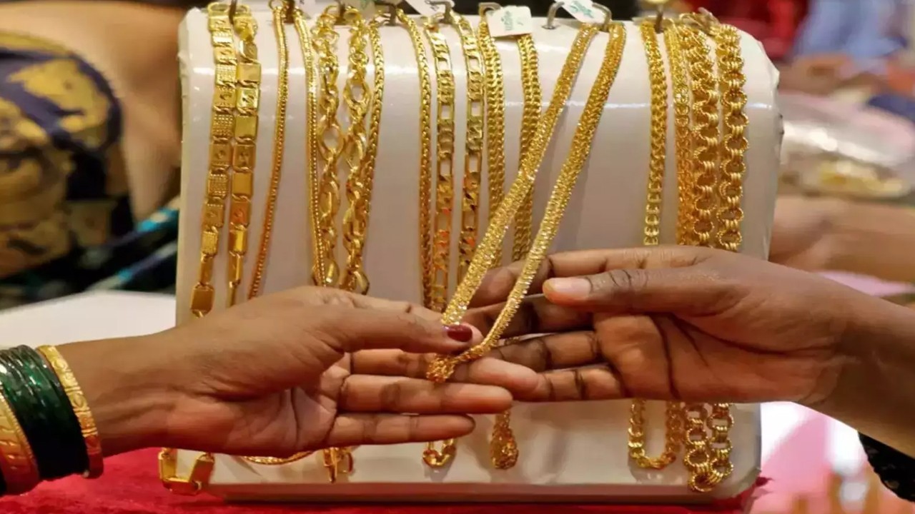 Gold price hits all-time high in Pakistan