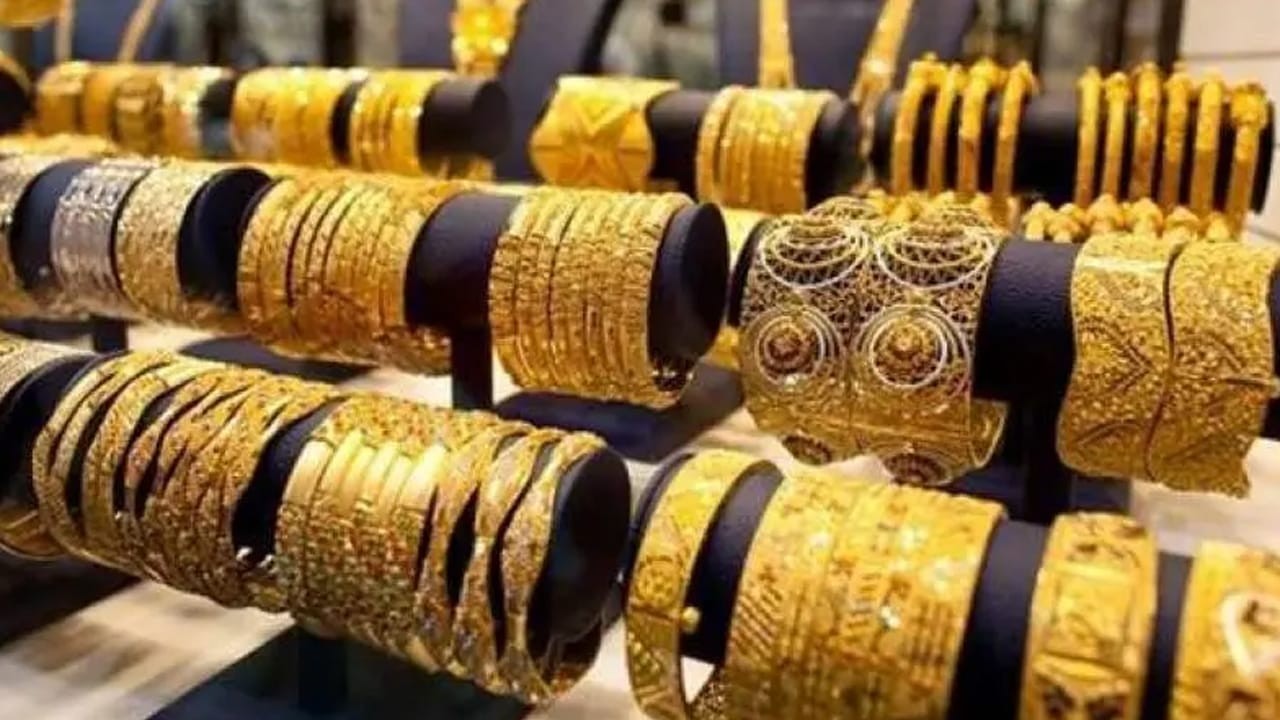 After hitting record high, gold prices slips locally