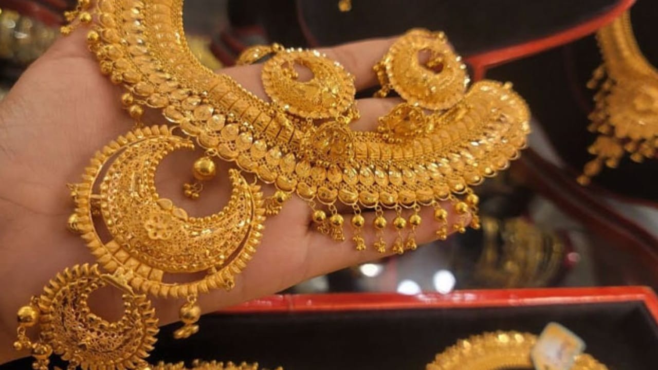 Gold prices surge in Pakistan, global markets