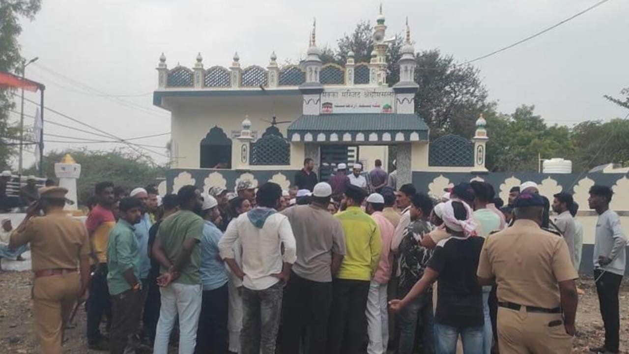Blast hits mosque in India's Maharashtra
