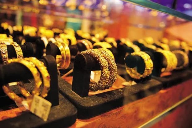 Gold price in Pakistan hits record high at Rs 328,800 per tola