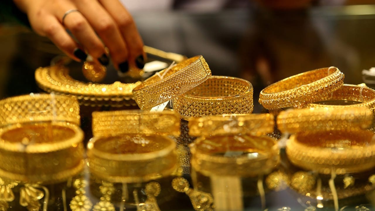 Gold price surges to record Rs350,000 per tola in Pakistan