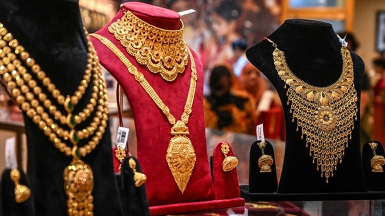 Gold prices continue to fall in domestic, global markets