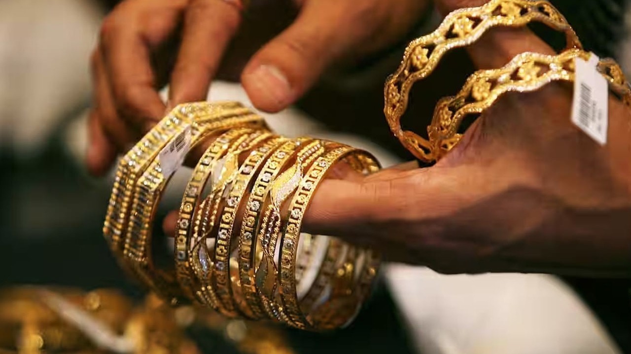 Gold falls by Rs2,300 per tola in Pakistan