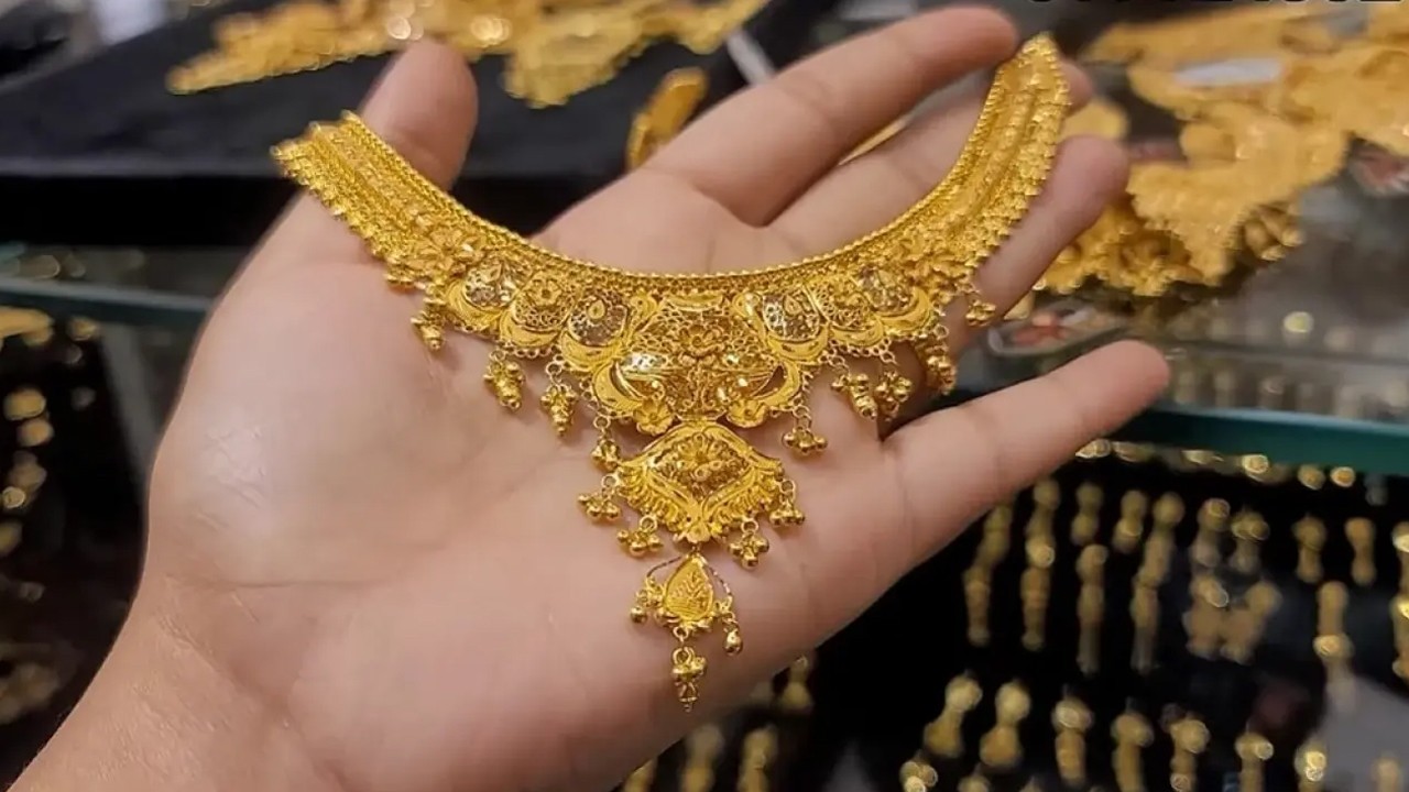Gold prices plunge by over Rs10,000 per tola in Pakistan