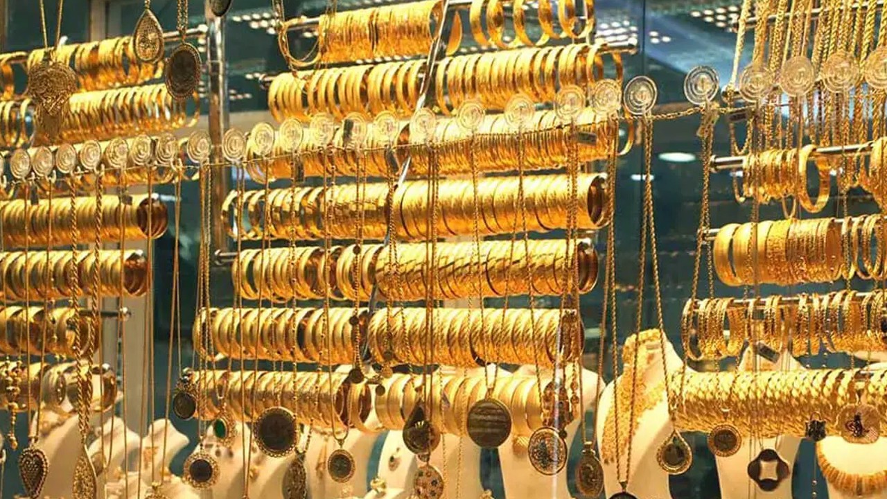 Gold sees Rs4,000 surge in Pakistan amid global jump