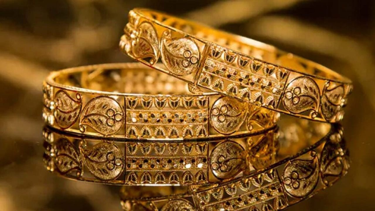 Gold prices in domestic market reach Rs354,100 per tola