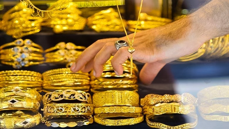 Gold price falls Rs3,800 per tola in Pakistan