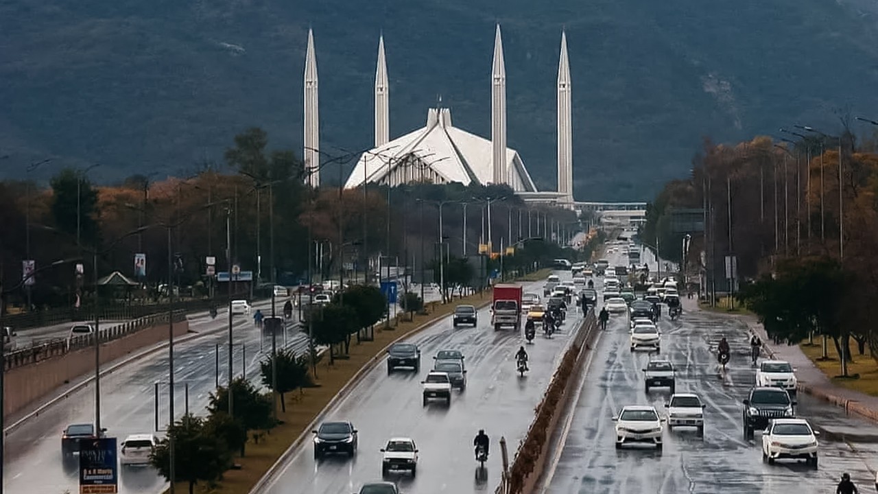 Heavy rain, gusty winds lash Islamabad, Rawalpindi in first major monsoon spell