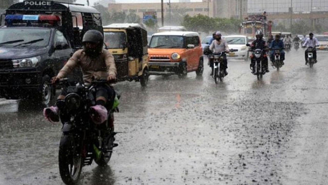 Weather turns pleasant as Karachi receives morning showers