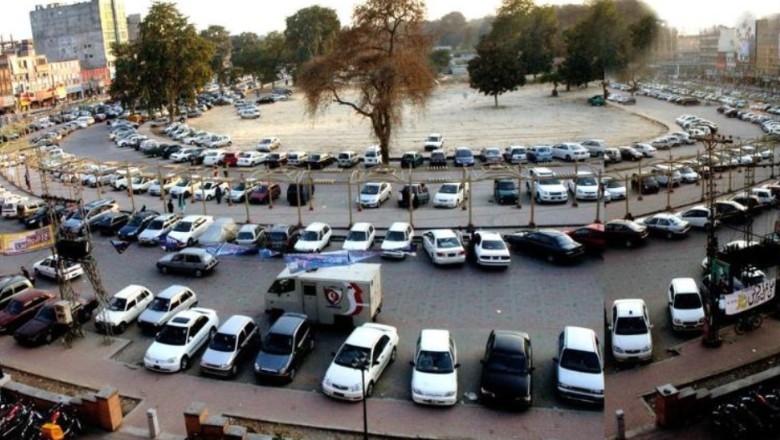 Karachi administration abolishes parking fees on major roads