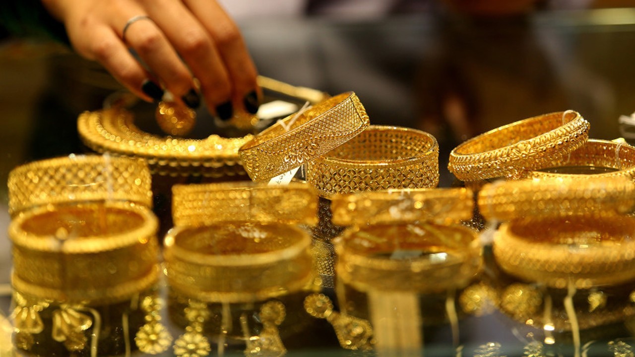 Gold prices down by Rs600 to Rs.356,200 per tola in Pakistan