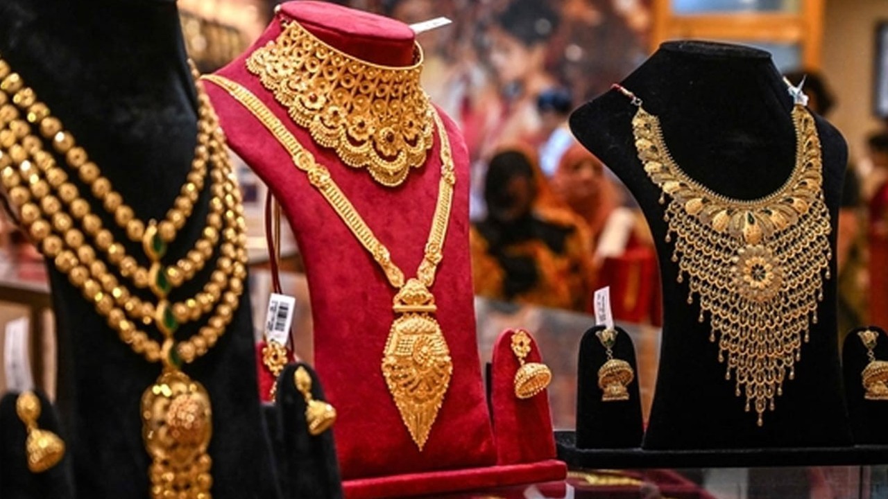 Gold price gains Rs1,100 per tola in Pakistan