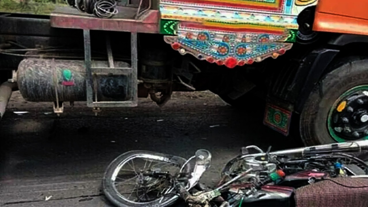 Teen motorcyclist killed after speeding water tanker hits him in Gulshan-e-Maymar