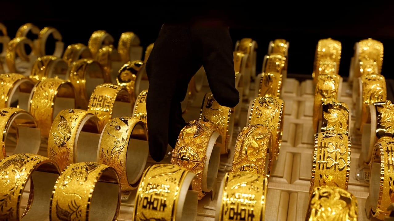 Gold price falls by Rs5,900 per tola in Pakistan