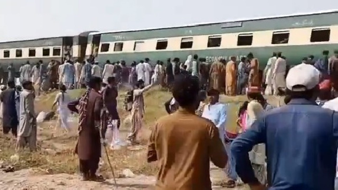 Blast derails Jaffer Express near Jacobabad