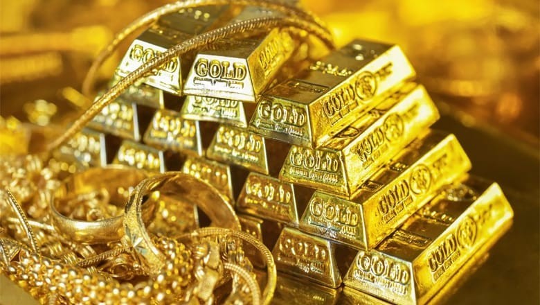 Gold slips in local, global markets after three-day rally