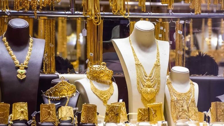 Gold declines to Rs356,200 per tola as global rates drop