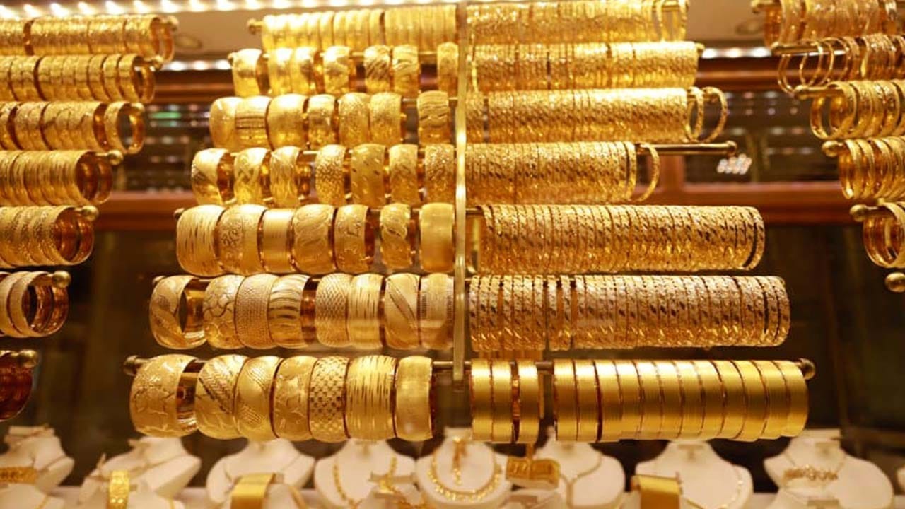 Gold prices rise by Rs900 per tola locally