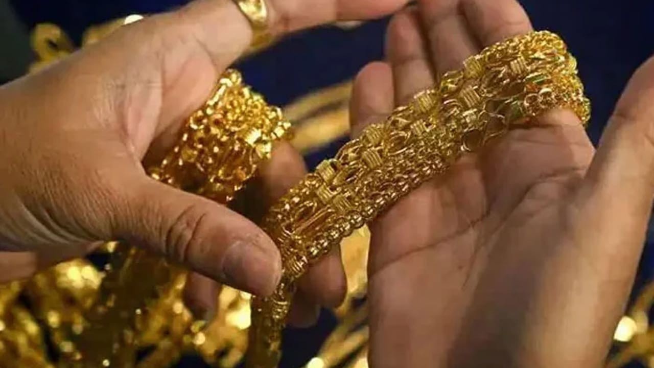 Gold price per tola reaches record Rs370,700 in Pakistan