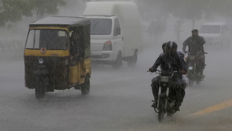 Karachi likely to receive isolated rain in next 2-4 hours