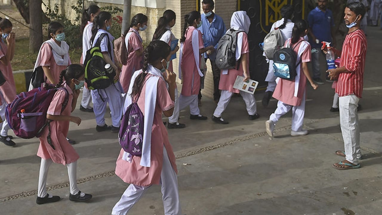 Karachi rains: Education ministry clarifies on schools closure tomorrow