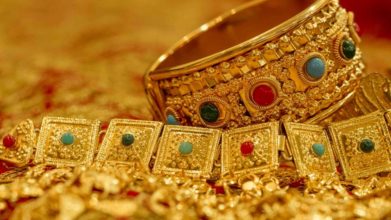 Gold prices fall in Pakistan after fresh dip in global bullion rate