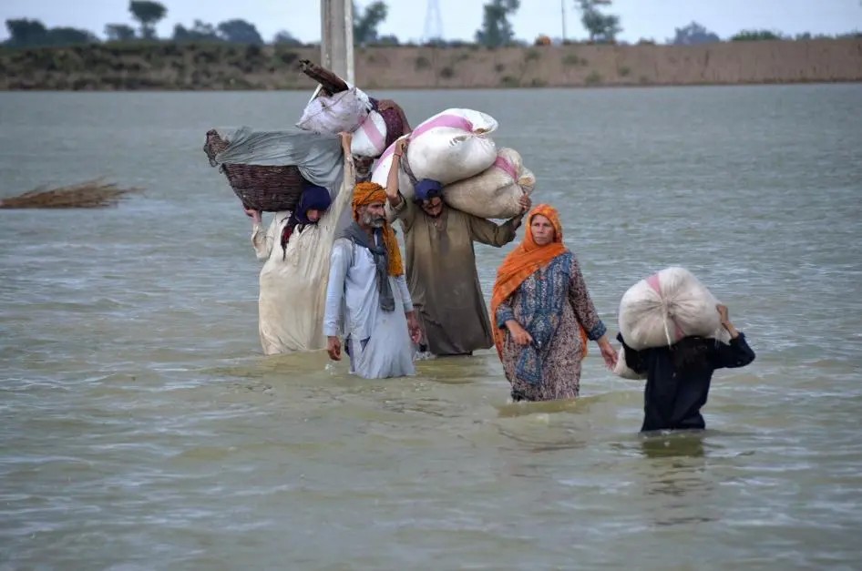 How can Pakistan deal with flooding?