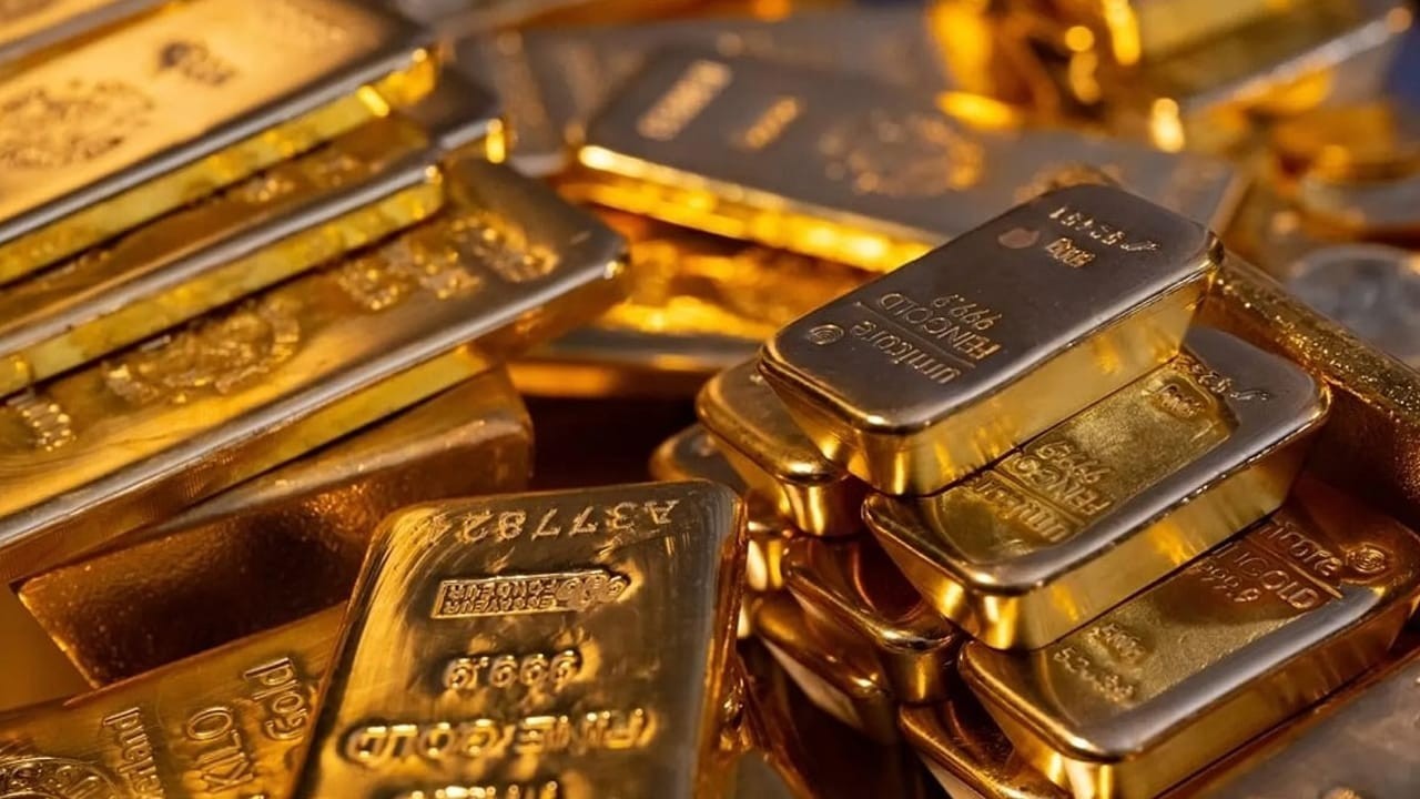 Gold hits new record highs in global and Pakistani markets