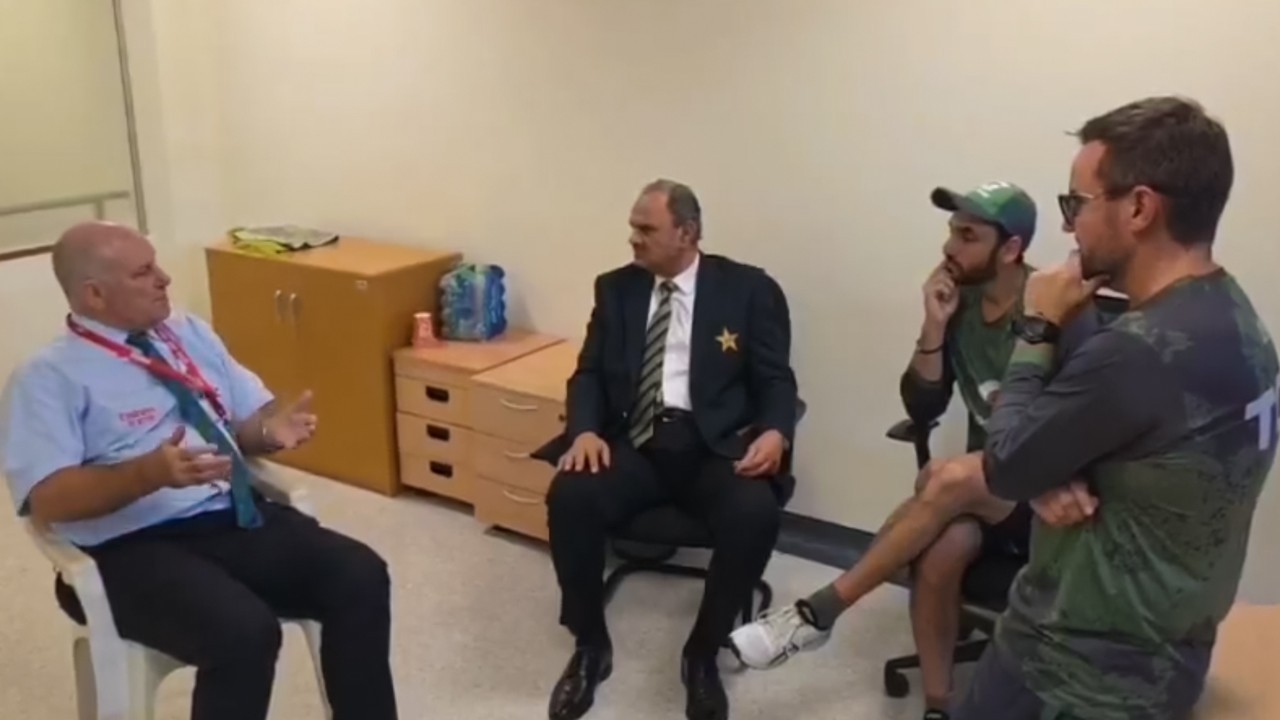 ICC referee Andy Pycroft apologises to Pakistan over handshake row