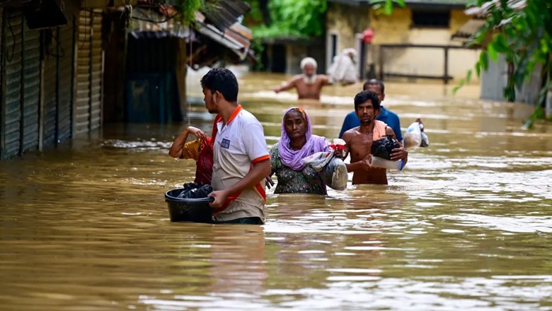 Over 50 villages flooded in Dadu as River Indus bursts its banks