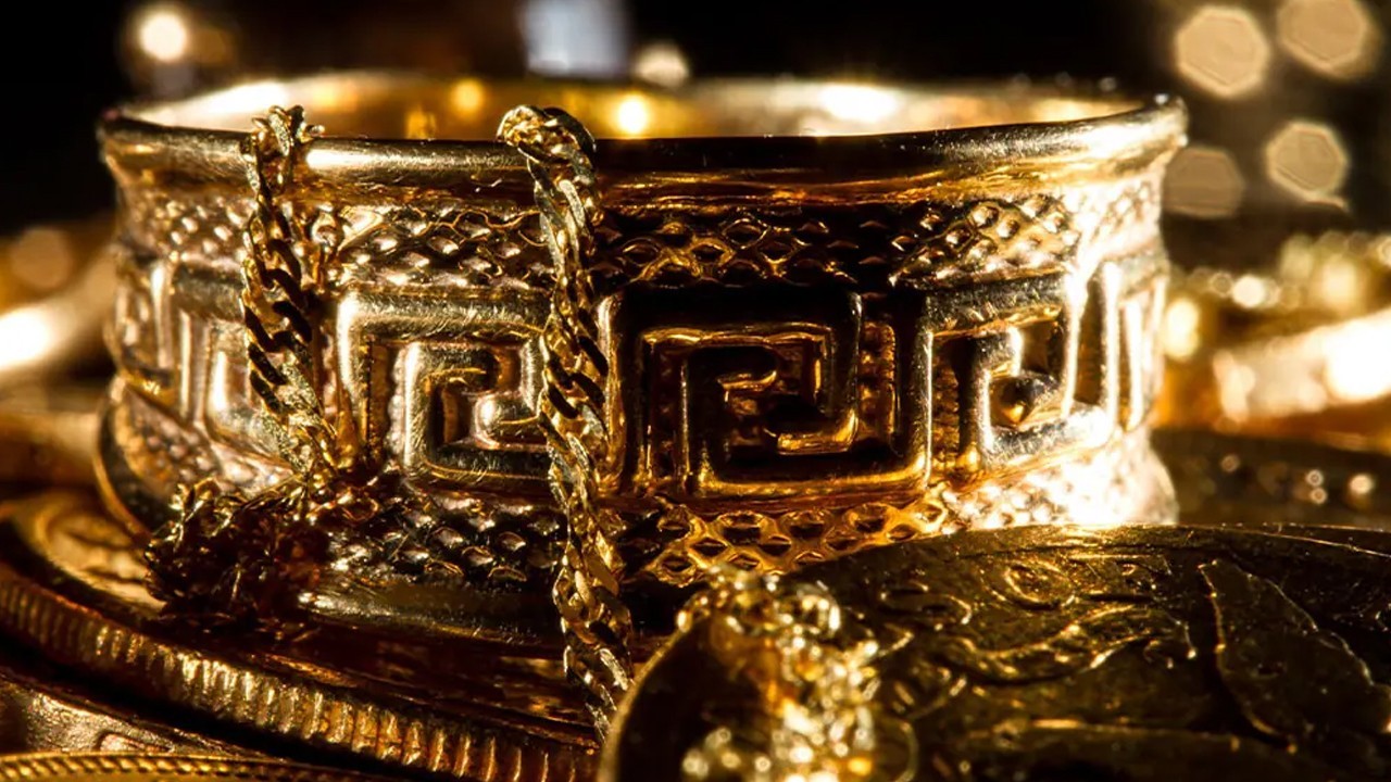 Gold prices surge by Rs2,100 per tola in Pakistan