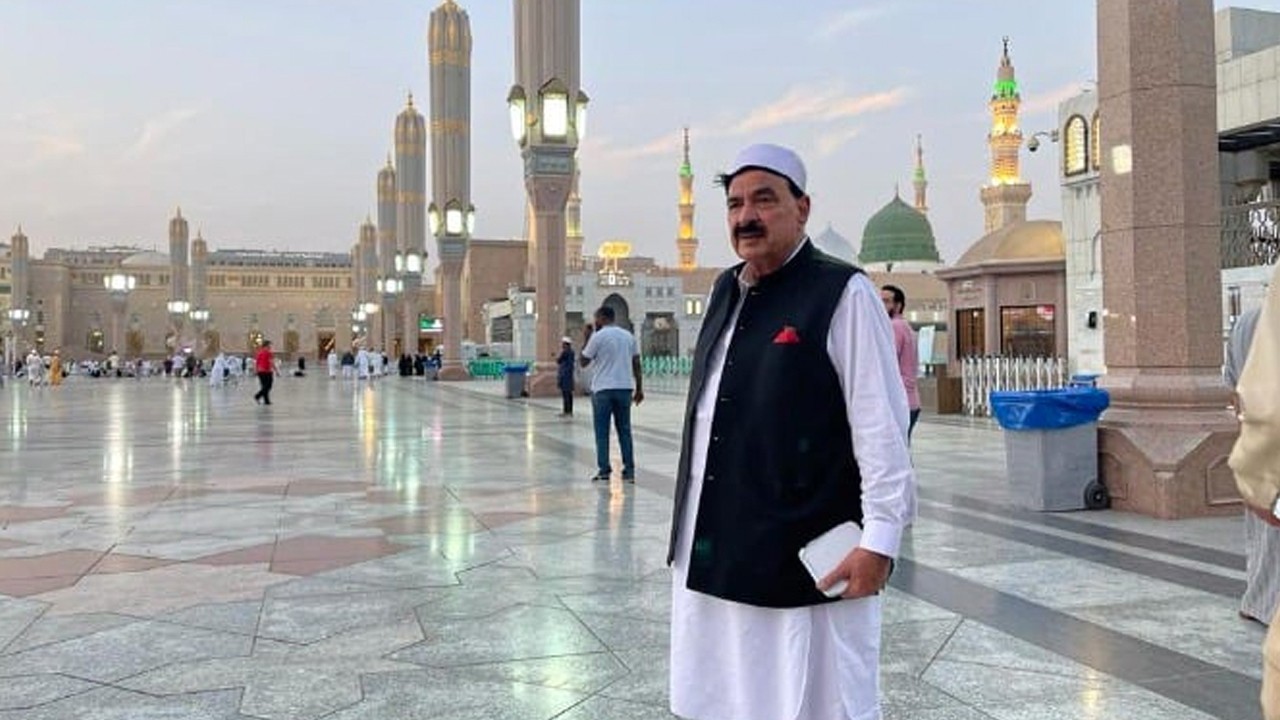 Sheikh Rashid to pray for Pakistan during Umrah after receiving travel permission