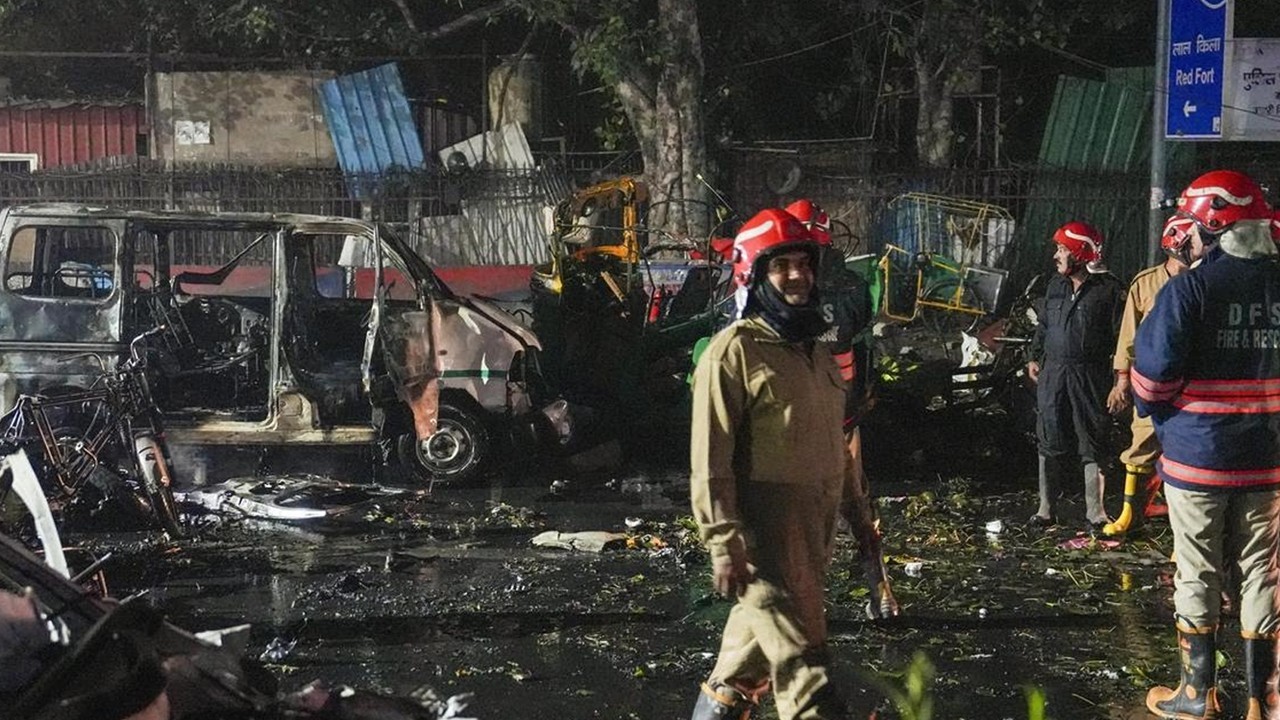 13 killed in blast near Red Fort in India's New Delhi