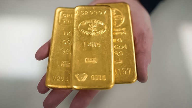 Gold prices in Pakistan rise Rs7,400 per tola