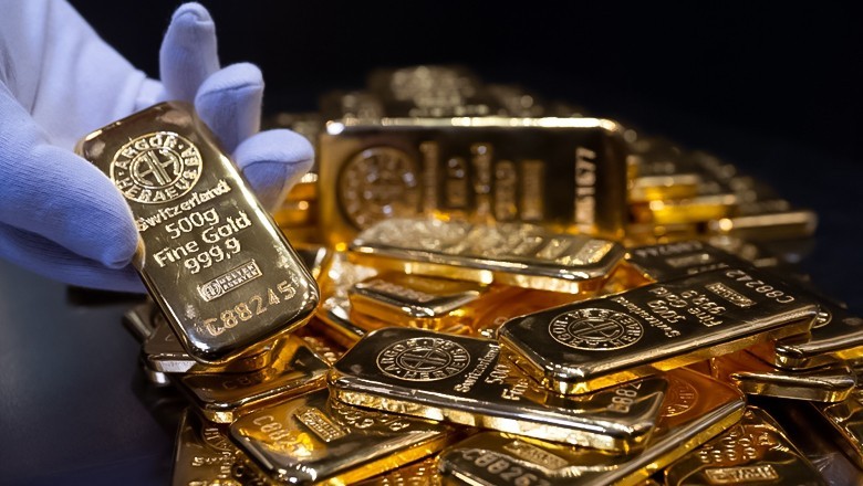 Gold per tola hits new high with Rs8,300 increase