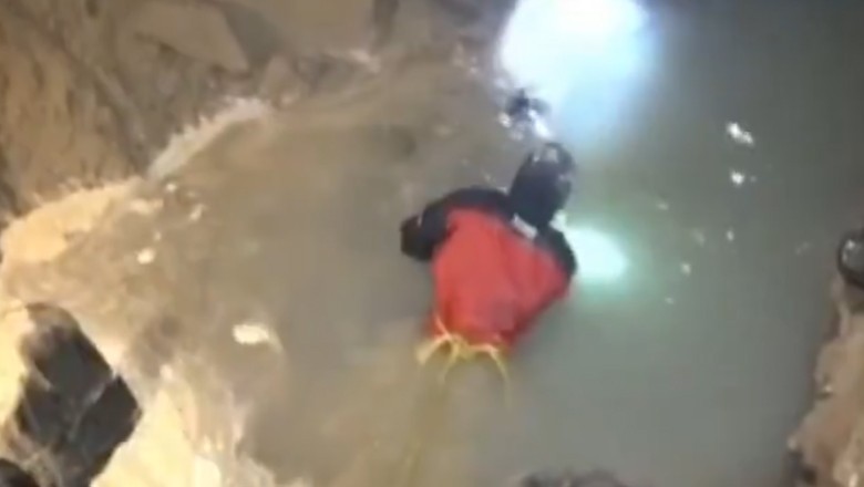 Karachi: Operation underway to find 3-year old boy who fell into open manhole